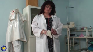 포르노의 섹시한 여자 - HOT-GIRLS-PORN.COM의 Mature Nurse with Big Ass Fucks Patient - Uma