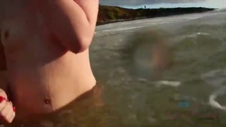 สาวเซ็กซี่ในหนังโป๊ - Danni Rivers Girlfriend Nude Beach Fun บน HOT-GIRLS-PORN.COM