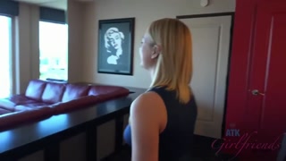 포르노의 섹시한 여자 - HOT-GIRLS-PORN.COM의 Kate England’s Big Tits and Blonde Looks Make Him Lose Control - POV Fuck