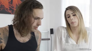 Ragazze sexy nel porno -  Big Tits Shemale Gets Blowjob  su HOT-GIRLS-PORN.COM