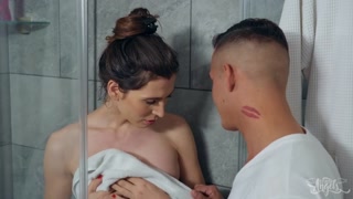 Gadis seksi dalam porn - Wet and Wild in the Locker Room di HOT-GIRLS-PORN.COM
