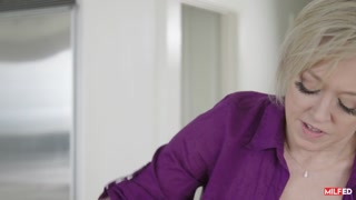 포르노의 섹시한 여자 - HOT-GIRLS-PORN.COM의 Blonde MILF Pumpkin Gets Down