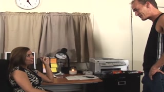 Ragazze sexy nel porno - Office honey gets drilled hard su HOT-GIRLS-PORN.COM