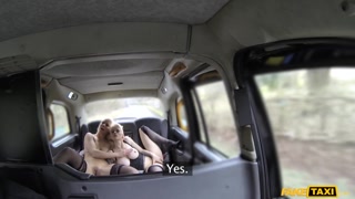 Ragazze sexy nel porno - Two Ladies Get Intimate in a Parked Car su HOT-GIRLS-PORN.COM