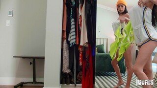 Filles sexy dans le porno - Threeway with Roommate, Thief, and BF sur HOT-GIRLS-PORN.COM
