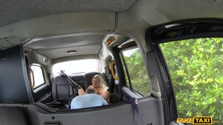 Ragazze sexy nel porno - Deepthroat in a London Car su HOT-GIRLS-PORN.COM