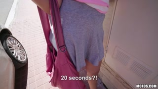 Ragazze sexy nel porno -  Latina Fucks a Fat Cock  su HOT-GIRLS-PORN.COM