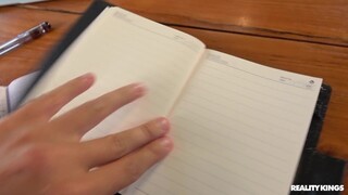 포르노의 섹시한 여자 - HOT-GIRLS-PORN.COM의 Glasses Brunette Masturbates & Fucks in POV