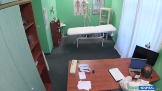 Ragazze sexy nel porno - Doctor Makes Patient Lick Pussy in Office su HOT-GIRLS-PORN.COM