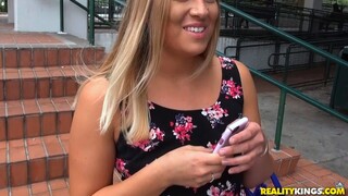 สาวสวยเซ็กซี่ในหนังโป๊ - Scarlett's Shaved Pussy Gets Fucked HOT-GIRLS-PORN.COM