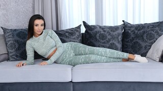 Sexy Schönheiten im Porno - Big Tits Alyssia Gets a Cumshot HOT-GIRLS-PORN.COM