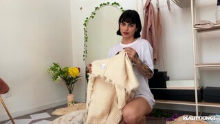Sexy Mädchen in Porno - Natural Tits, Solo Act: Freja's Dildo Delight auf HOT-GIRLS-PORN.COM