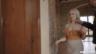 Chicas sexys en el porno - Lisi Kitty's Big Natural Tits Bounce en HOT-GIRLS-PORN.COM