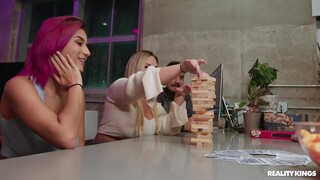 Sexy girls in porn - Amateur Lesbians - Kissing and Spanking on HOT-GIRLS-PORN.COM