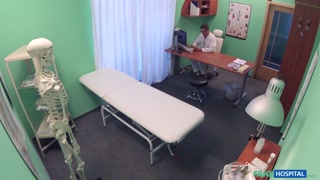 Sexy Mädchen in Porno - Doctor Gives Handjob to Russian Girl auf HOT-GIRLS-PORN.COM
