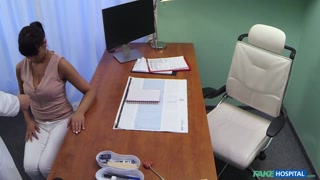 Ragazze sexy nel porno - Doctor Makes Ex Blowjob su HOT-GIRLS-PORN.COM