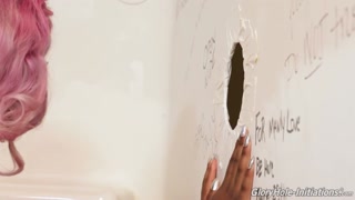 Fete sexy în porn - Daizy Cooper: Horny MILF Gets Cumshot at Gloryhole pe HOT-GIRLS-PORN.COM