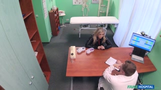 Ragazze sexy nel porno - Medical Experiment: Small Girl, Big Dick su HOT-GIRLS-PORN.COM