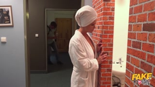 Ragazze sexy nel porno - Three Girls One Hotel Room su HOT-GIRLS-PORN.COM
