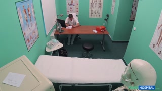 Fete sexy în porn - Natural Tits Czech Girl's Naughty Medical Session pe HOT-GIRLS-PORN.COM
