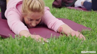 포르노의 섹시한 여자 - HOT-GIRLS-PORN.COM의 Outdoor Yoga with Sex Toys