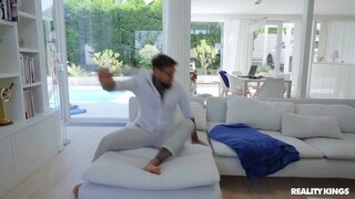 Sexy Schönheiten im Porno - Outdoor Foot Fun with GF's Sister HOT-GIRLS-PORN.COM