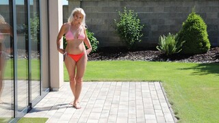 Сексуальні дівчата у порно - Natural Tits Brunette Kathy Anderson in Pool на HOT-GIRLS-PORN.COM