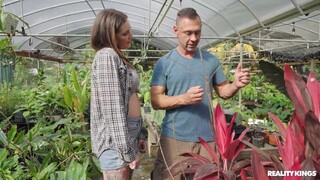 Seksowne dziewczyny w porno - Tattooed Brunette Fucks in Greenhouse na HOT-GIRLS-PORN.COM