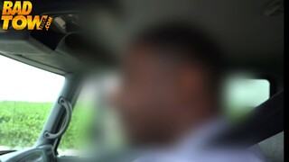 Gadis seksi dalam porno - Interracial Blowjob in a Car di HOT-GIRLS-PORN.COM