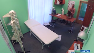 Fete sexy în porn - Blowjob in the Doctor's Office pe HOT-GIRLS-PORN.COM