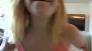 Sexy Mädchen in Porno - Blonde Amateur Raylin Ann Smokes and Tits Play auf HOT-GIRLS-PORN.COM