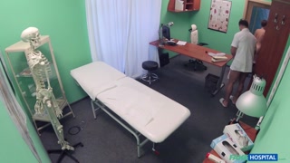 Ragazze sexy nel porno - Short-Haired Hottie Gives Doctor a Blowjob su HOT-GIRLS-PORN.COM