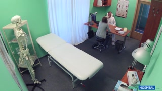 Sexy Mädchen in Porno - Medical Blowjob Leads to Missionary Creampie auf HOT-GIRLS-PORN.COM