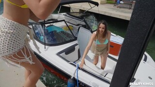 Sexy Mädchen in Porno - Piercing and Tattoos: A Lesbian Outdoor Threesome auf HOT-GIRLS-PORN.COM