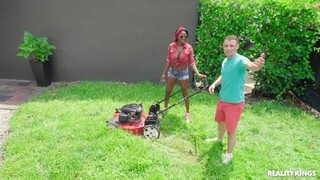 Sexy Mädchen in Porno - I Help My MILF Neighbor In Need auf HOT-GIRLS-PORN.COM