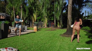 Belezas sexy no pornô - Bouncy Butt Latina Gets Doggystyle Poolside HOT-GIRLS-PORN.COM