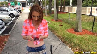 Garotas sexy no pornô - Chelsea Jade's Piercing Blowjob no HOT-GIRLS-PORN.COM