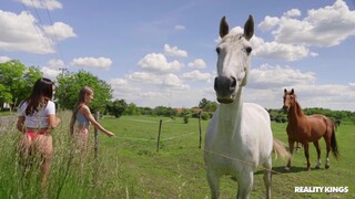 Raparigas sexy no pornô - Summer 69 Action no HOT-GIRLS-PORN.COM