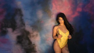 Fete sexy în porn - Latina Goddess Gina Valentina in the Car pe HOT-GIRLS-PORN.COM