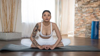 Bellezze sexy nel porno - Wet and Wild Yoga with Lesbian Lovers HOT-GIRLS-PORN.COM