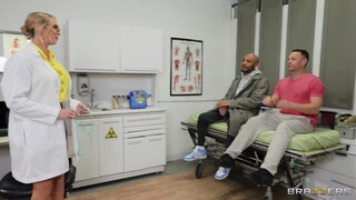 Filles sexy dans le porno - Doctor's Orders: Double Handjob and Facial sur HOT-GIRLS-PORN.COM