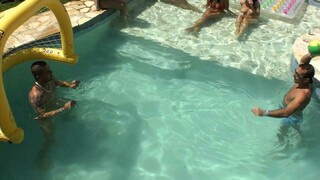 Ragazze sexy nel porno - Gangbang Fun with Blonde and Friends su HOT-GIRLS-PORN.COM