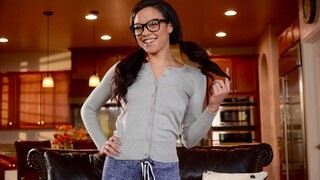ポルノのセクシーな女の子 - HOT-GIRLS-PORN.COM の Petite Brunette Roommate is a Slutty Cheater