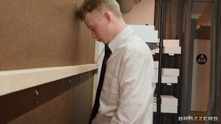 Sexy Mädchen in Porno - Short Hair, Big Tits, Shoe Shop Fun auf HOT-GIRLS-PORN.COM
