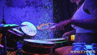 포르노의 섹시한 여자 - HOT-GIRLS-PORN.COM의 Big Cock Drummer Fucks Felicity