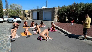 ポルノのセクシーな女の子 - HOT-GIRLS-PORN.COM の Pool Side Pissing and Yoga
