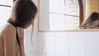ポルノのセクシーな女の子 - HOT-GIRLS-PORN.COM の Guerlain's Shaving Secrets
