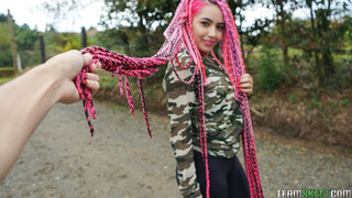 Gadis seksi dalam porn - Young and Pink-Haired: Latina Evolet's Turn di HOT-GIRLS-PORN.COM