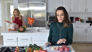 Seksowne dziewczyny w porno - Naughty Family Thanksgiving Porn Fest na HOT-GIRLS-PORN.COM