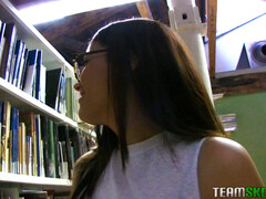 ポルノのセクシーな女の子 - HOT-GIRLS-PORN.COM の Young and Naughty in the Library